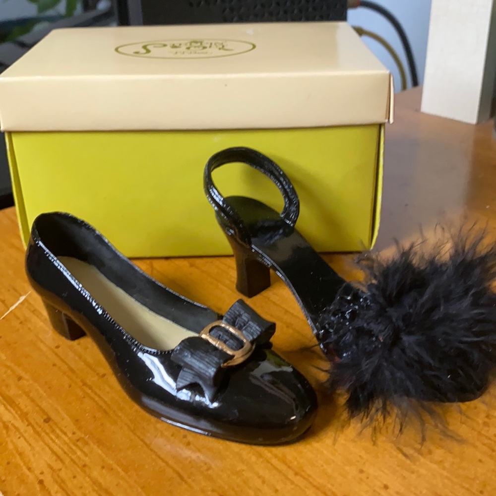 2 Collectible shoe figurines by Sarna Inc